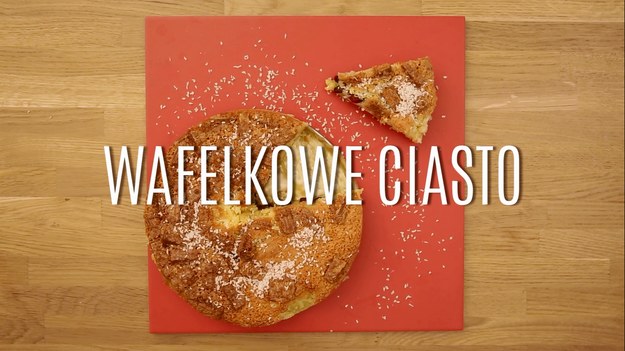 Przepis na ciasto wafelkowe jest bardzo prosty w przygotowaniu, a jego smak na długo pozostaje w ustach! Z przyrządzeniem takiego ciasta, którego nadzieniem będą właśnie pokruszone, przekładane wafelki, poradzi sobie każdy - nawet największy cukierniczy laik! Nasz przepis na wafelkowe ciasto to pyszne, słodkie połączenie wafelek z delikatnymi wiórkami kokosowymi, które będą podstawą dla całego wypieku, zaś dodatek suszonej żurawiny sprawi, że całość nie będzie sucha! Poznajcie nasz szybki przepis na wafelkowe ciasto!