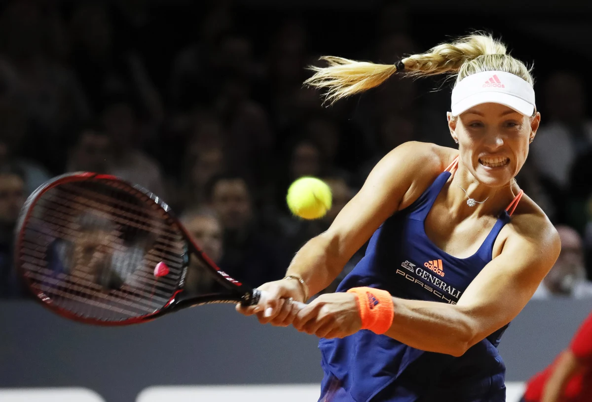 Agnieszka Radwańska spadła z siódmego na dziewiąte miejsce w rankingu tenisistek WTA Tour. Prowadzenie objęła Niemka Angelique Kerber, a trzecie miejsce zajmuje Czeszka Karolina Pliskova. Druga jest na razie dotychczasowa liderka Serena Williams, ale lokaty tej z pewnością nie utrzyma: Amerykanka jest w ciąży i w tym roku już nie zagra.