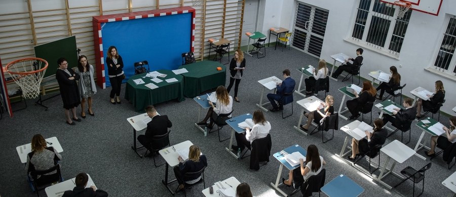 ​Maturzyści przystąpili dziś do pisemnego egzaminu z historii. Egzamin nie jest obowiązkowy, przystąpiły do niego tylko te osoby, które zadeklarowały taką wolę. Historię wybrało łącznie nieco ponad 20 tys. tegorocznych absolwentów szkół ponadgimnazjalnych. Na RMF24.pl publikujemy arkusz i odpowiedzi z poziomu rozszerzonego przygotowywane przez ekspertów portalu Interia.pl!