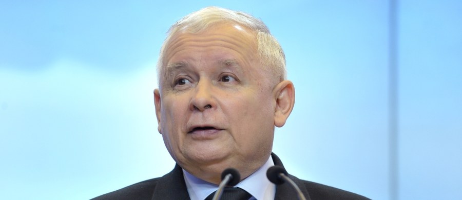 Prezes PiS Jarosław Kaczyński poinformował w poniedziałek, że PiS w dalszym ciągu opowiada się za wprowadzeniem zasady dwukadencyjności dla wójtów, burmistrzów i prezydentów miast, jednak nie wejdzie ona w życie przed przyszłorocznymi wyborami samorządowymi.