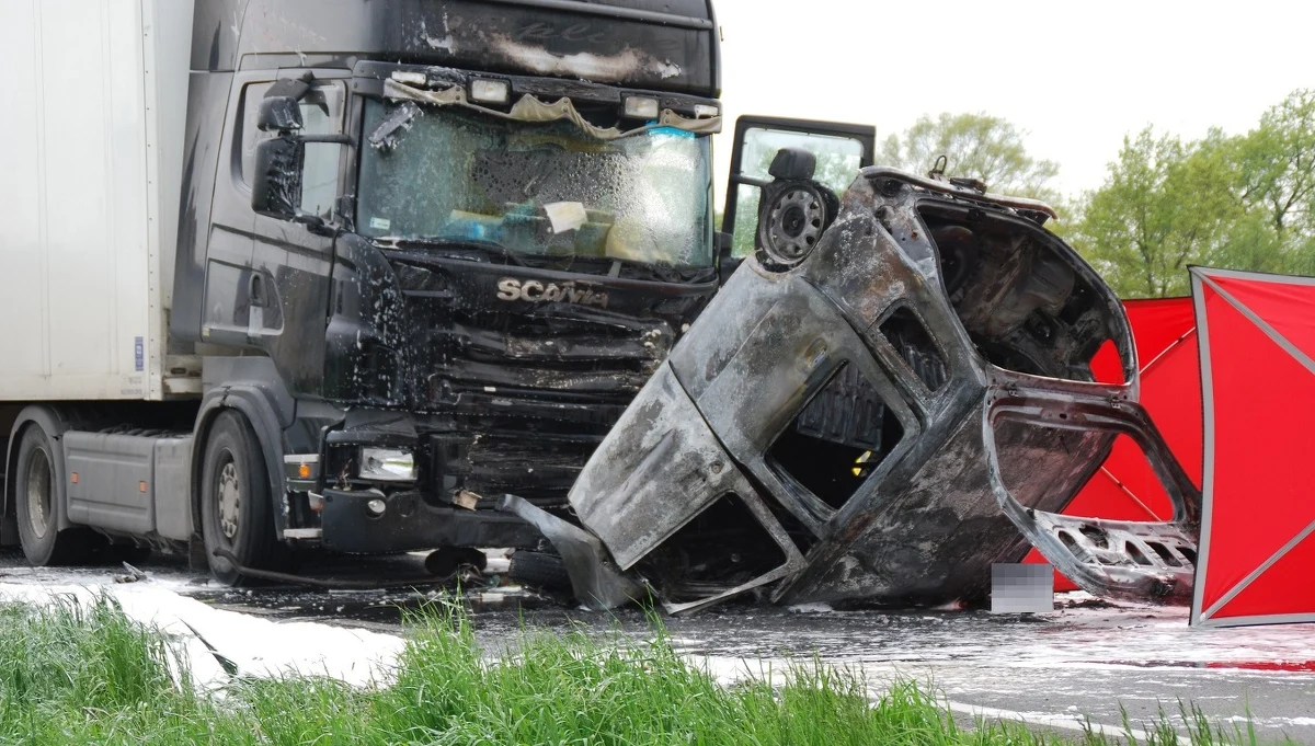 Tragiczny wypadek w miejscowości Łęki niedaleko Kęt w Małopolsce. Auto zderzyło się z ciężarówką. Nie żyje jedna osoba. Informacje o zdarzeniu dostaliśmy na Gorącą Linię RMF FM. 