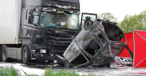 Tragiczny wypadek w miejscowości Łęki niedaleko Kęt w Małopolsce. Auto zderzyło się z ciężarówką. Nie żyje jedna osoba. Informacje o zdarzeniu dostaliśmy na Gorącą Linię RMF FM. 