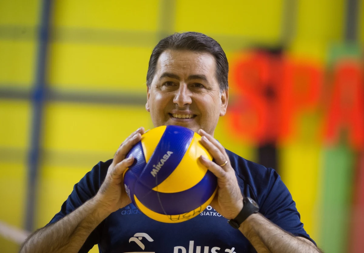 Trener polskich siatkarzy Ferdinando De Giorgi ogłosił 18-osobową kadrę na Ligę Światową, która rozpocznie się w pierwszy weekend czerwca. W porównaniu ze składem ogłoszonym w kwietniu, miejsce stracili Piotr Nowakowski, Jakub Kochanowski i Wojciech Włodarczyk.