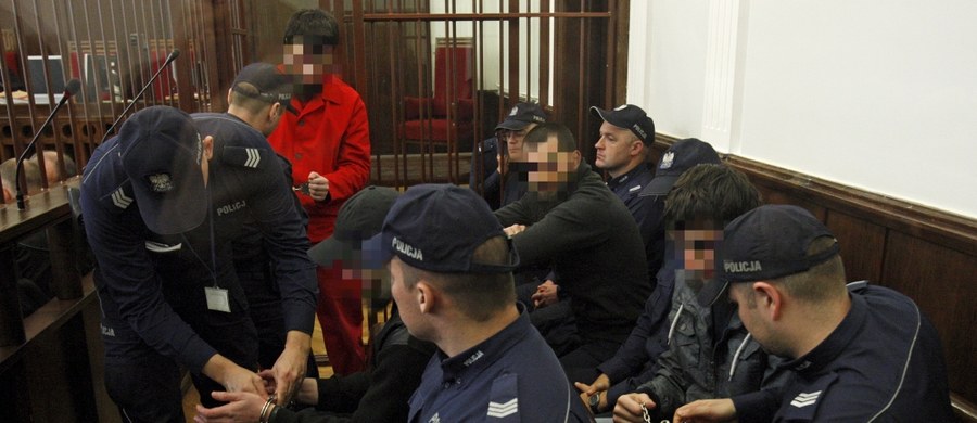 ​Trójka Czeczenów oskarżonych pod białostockim Sądem Okręgowym o wspieranie tzw. Państwa Islamskie pozostanie na wolności - Sąd Apelacyjny utrzymał w mocy postanowienia o uchyleniu wobec nich aresztu, z zamianą na kaucje.