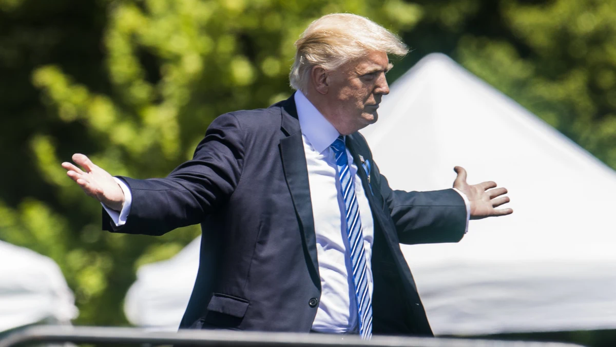 Prezydent USA Donald Trump podczas spotkania z szefem rosyjskiej dyplomacji Siergiejem Ławrowem w ubiegłym tygodniu mimowolnie ujawnił tajne informacje wywiadu - poinformował dziennik "Washington Post". Chodzi o rozmowę, w której Trump wspomniał o prawdopodobnej operacji Państwa Islamskiego z użyciem bomby umieszczonej w laptopie. Według źródeł amerykańskiego dygnitarza cytowanego przez "Washington Post", informacje te pozwalają na ustalenie tożsamości i miejsca pobytu informatora, jak również ustalenie, która z sojuszniczych agencji wywiadowczych przekazała CIA te poufne informacje.