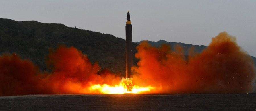 System obrony THAAD, instalowany w ostatnich tygodniach na terenie Korei Południowej, jest w stanie przechwycić rakiety z Korei Północnej - oświadczył rzecznik Pentagonu Jeff Davis. Jak zaznaczył: "Te pociski są zagrożeniem dla regionu".