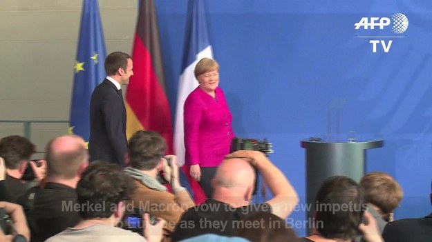 Prezydent Francji Emmanuel Macron i kanclerz Niemiec Angela Merkel zapowiedzieli w poniedziałek w Berlinie stworzenie mapy drogowej dla reform Unii Europejskiej i strefy euro. Macron przyjechał do stolicy Niemiec dzień po objęciu urzędu.

W tym celu w lipcu po wyborach parlamentarnych we Francji ma odbyć się wspólne posiedzenie obu rządów - powiedziała Merkel na spotkaniu z dziennikarzami. "Uzgodniliśmy, że będziemy bardzo ściśle współpracować" - podkreśliła. Niemcom będzie powodzić się na dłuższą metę dobrze tylko wtedy, gdy Francja będzie silna - dodała.

"Chcemy nadać relacjom nową dynamikę" - powiedziała szefowa niemieckiego rządu. "Jesteśmy przekonani, że powinniśmy obecnie zajmować się nie tylko wyjściem Wielkiej Brytanii (z UE), lecz musimy przede wszystkim zastanowić się, jak pogłębić i uczynić bardziej odporną na kryzysy i spójną pozostałą Wspólnotę i strefę euro" - mówiła niemiecka kanclerz. Jej zdaniem projekty niemiecko-francuskie mogą stanowić impuls dla zmian w całej Unii.