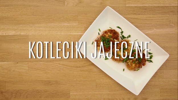 Kotlety z jajek to świetny sposób na odświeżenie swojego menu - nie mają mięsa, ale ich smak zachwyci nie tylko wegetarian! Delikatne, lekkie, o charakterystycznej fakturze i w końcu przepyszne - z dodatkiem cebulki i lekko pikantnych przypraw - to genialny sposób nie tylko na obiad! Zobaczcie, jak w parę chwil przyrządzić kotleciki jajeczne - wystarczy parę chwil!