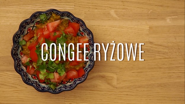 Congee to popularny w krajach azjatyckich sposób na potrawkę czy zupę, którą przygotowuje się głównie z ryżu. Przygotowany w specjalny sposób ryż nabiera niesamowitego smaku i aromatu, a w połączeniu z wyrazistymi, tradycyjnymi przyprawami kuchni dalekowschodnich daje niesamowity efekt w postaci sycącego dania na każdą okazję! Nasz przepis na congee ryżowe to połączenie ryżu i selera naciowego, przyprawione sporą porcją pomidorów, kolendry i sosu sojowego. Zobaczcie, jak prosto zrobić ryżowe congee!