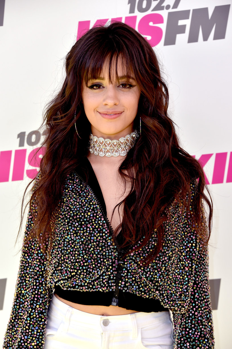 Camila Cabello szykuje się do wydania debiutanckiej płyty. W mediach społecznościowych wokalistka opublikowała krótkie zapowiedzi pierwszego teledysku zwiastującego jej album.
