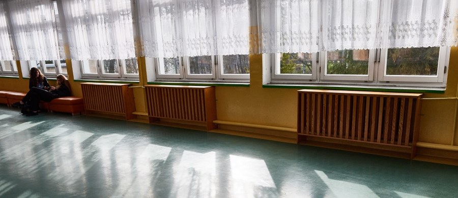 ​Z powodu rozpylenia gazu pieprzowego, z opóźnieniem rozpoczęła się matura z geografii w Zespole Szkół Agroprzedsiębiorczości w Zambrowie (Podlaskie) - poinformowała PAP OKE w Łomży. Sprawę bada policja. Zatrzymano dwie osoby.