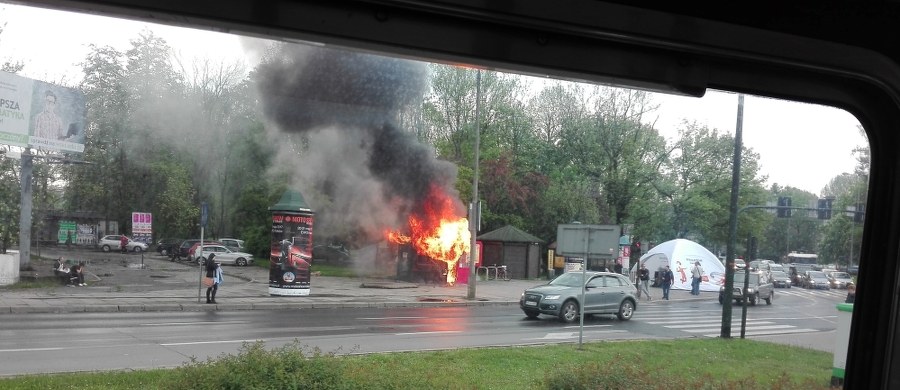 ​Pożar w centrum Krakowa. Przy Rondzie Matecznego spłonęła budka z zapiekankami. Informację o zdarzeniu dostaliśmy na Gorącą Linię RMF FM.