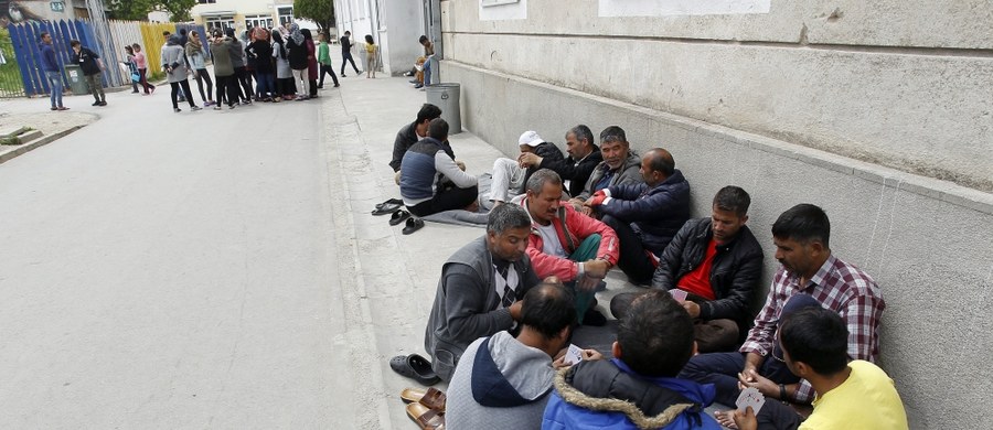 Komisja Europejska zagroziła we wtorek rozpoczęciem procedury o naruszenie prawa UE, jeśli Polska, Węgry i Austria do czerwca nie przystąpią do relokacji uchodźców. KE przypomniała, że te trzy kraje nie relokowały dotychczas ani jednej osoby.