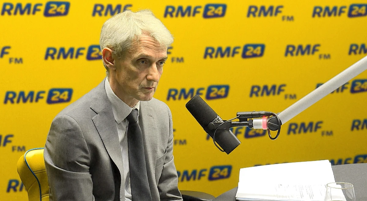 "Chcieliśmy poprzez uchwałę sędziów Sądu Najwyższego dotrzeć do opinii publicznej, powiedzieć, że dzieje się coś niepokojącego, że projekty zmiany ustroju sądownictwa, są w części niezgodne z konstytucją, zmieniają ustrój pomimo braku zmiany konstytucji, i że trzeba się temu bardzo uważnie przyglądać, bo to jest zagrożenie dla praworządności" - powiedział w Popołudniowej rozmowie w RMF FM Michał Laskowski. Rzecznik Sądu Najwyższego dodał, że sędziowie liczą na jakąś refleksję. "Posłowie, senatorowie, prezydent mają czas na refleksję, na zastanowienie się nad tym, co szczegółowo wyłożyliśmy w naszych opiniach" - wyjaśnił Laskowski podkreślając, że w opinii sędziów każdy z przepisów jest analizowany pod kątem zgodności z konstytucją, efektów jakie może przynieść. Gość Marcina Zaborskiego powiedział również: "Oczekujemy od prezydenta debaty, dyskusji, w której każdy ma prawo się wypowiedzieć. Są różnego rodzaju konsultacje społeczne. Tymczasem, projekt ustawy o ustroju sądów powszechnych, zawierający mnóstwo zmian, zgłaszany jest przez grupę posłów i przez to unika się jakichkolwiek konsultacji".