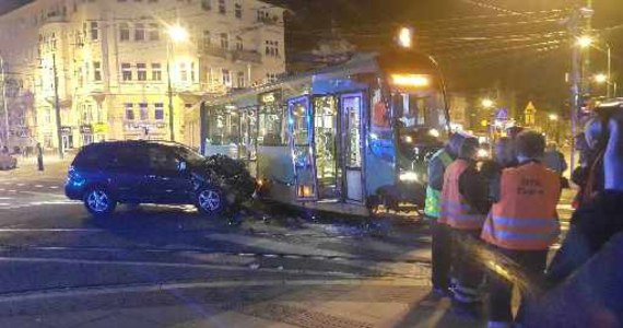Pięć osób zostało rannych w zderzeniu tramwaju z samochodem osobowym w Poznaniu. Do wypadku doszło na ulicy Roosvelta, przy Moście Teatralnym. Na czas usuwania pojazdów ze skrzyżowania ruch tramwajów został wstrzymany.