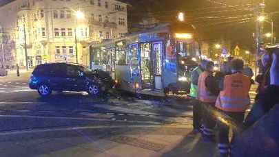 Zderzenie tramwaju z samochodem osobowym w Poznaniu. 5 osób zostało rannych