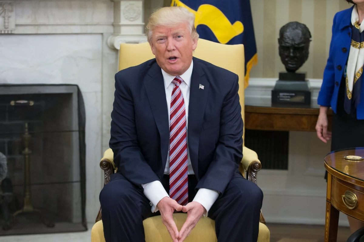 Prezydent USA Donald Trump broni na Twitterze swego prawa do "dzielenia się faktami" z Rosją. To reakcja na sensacyjną publikację "Washington Post", który zarzucił Trumpowi, że podczas spotkania z szefem rosyjskiej dyplomacji Siergiejem Ławrowem ujawnił ściśle tajne informacje wywiadu. Doszło do tego - jak relacjonował dziennik - że biorący udział w spotkaniu przedstawiciel Rady Bezpieczeństwa Narodowego wybiegł nagle z Gabinetu Owalnego, by ostrzec CIA i NSA. Co ciekawe, w ciągu 24 godzin znacząco ewoluowały wyjaśnienia przedstawiane w tej sprawie przez doradcę prezydenta ds. bezpieczeństwa narodowego. Jednak ani stanowisko Trumpa, ani tłumaczenia jego ludzi nie przekonują komentatorów. Zdaniem byłego agenta CIA na Bliskim Wschodzie, są one "w najlepszym przypadku przykładem niewybaczalnej niekompetencji".