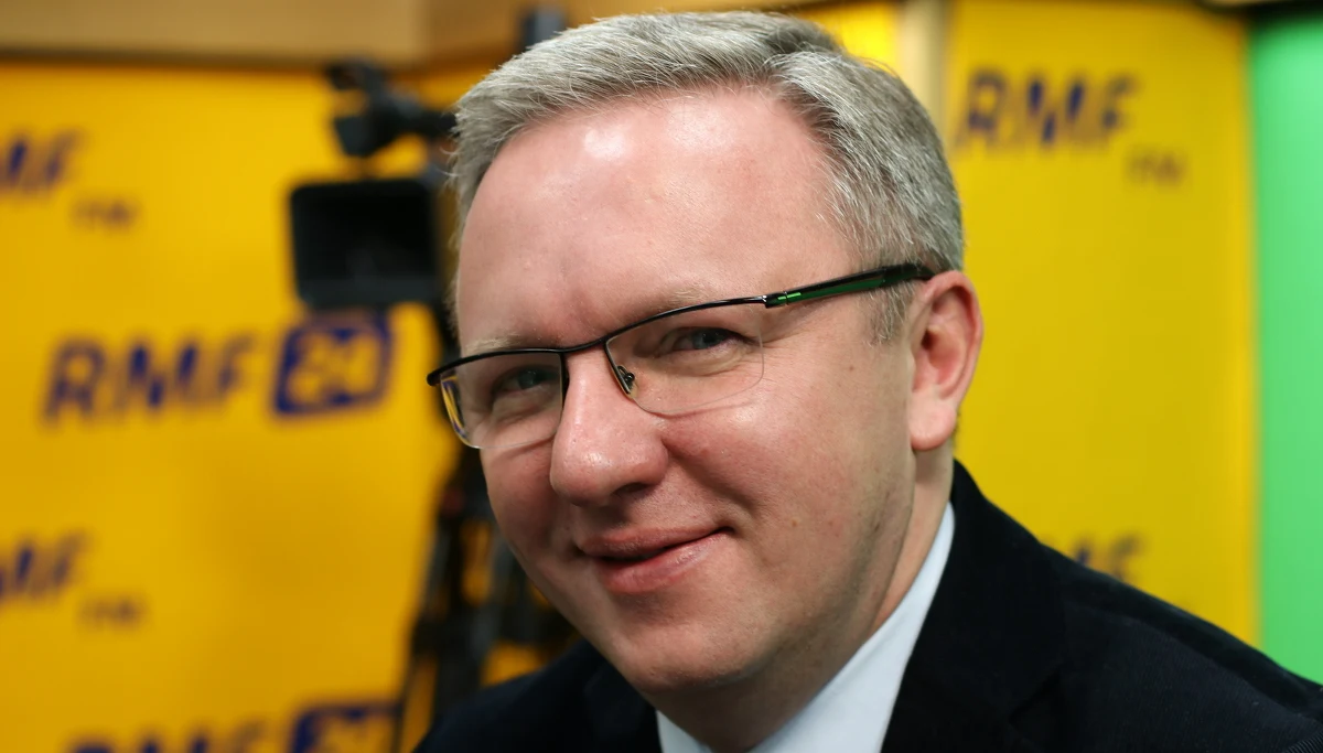 Rząd PO-PSL podjął zobowiązania ws. przyjmowania uchodźców "w sposób nieodpowiedzialny i sprzeczny z interesem Polski - w tym sensie nie mamy obowiązku wypełniać sprzecznych z polskim interesem zobowiązań" - mówił w Porannej rozmowie w RMF FM Krzysztof Szczerski, szef gabinetu prezydenta Andrzeja Dudy. "Będziemy przekonywać partnerów do tego, by zmienili swoje zdanie (ws. relokacji uchodźców) zamiast przymuszać nas do prowadzenia polityki nieodpowiedzialnej z polskiego punktu widzenia, ale przede wszystkim: sprzecznej z prawami człowieka. Przymusowa relokacja jest sprzeczna z prawami człowieka" - podkreślił. Komentując głośne słowa sędziego TK Lecha Morawskiego o nieprzychylnym stosunku polskich władz do gejów, Szczerski stwierdził: "Nigdy nie słyszałem, żeby ktokolwiek w Pałacu Prezydenckim miał tego typu poglądy". Podkreślił, że "jakakolwiek dyskryminacja jest niedopuszczalna". "Polacy w moim przekonaniu zachowują dyskretną tolerancję - i to jest najważniejsze" - skomentował. W internetowej części rozmowy Szczerski przekonywał do pomysłu napisania nowej konstytucji. "Obecna ustawa zasadnicza zabrania Polsce wejścia do strefy euro. Jeśli będzie napisana na nowo, to ta sprawa jest otwarta. Uważam, że gdybyśmy mieli referendum ws. nowej konstytucji, to ona może wymóg dotyczący strefy euro znieść".