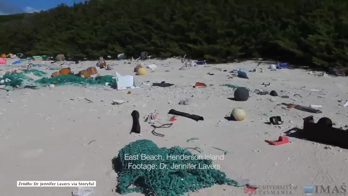 Co najmniej 17 ton plastikowych śmieci zalega na plażach wyspy Hendersona położonej w Polinezji między Australią a Ameryką Południową. Wyspa jest niezamieszkała, a wszystkie zanieczyszczenia trafiły na nią wprost z oceanu. W większości śmieci zostały naniesione przez prądy wodne płynące od Ameryki Południowej. Wiele przedmiotów wskazuje, że zostały wyrzucone ze statków rybackich. "To co stało się na wyspie Hendersona pokazuje, że przed zanieczyszczeniami nie ma ucieczki, nawet w najdalszych zakątkach oceanu" - pisze autorka filmu przedstawiającego zaśmieconą wyspę, dr Jennifer Lavers Uniwersytetu Tasmańskiego w Australii.