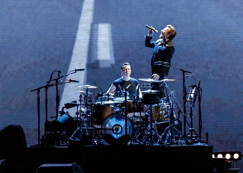 Podczas trwającej trasy z okazji 30-lecia płyty "The Joshua Tree" grupa U2 zaprezentowała także nowy utwór "The Little Things That Give You Away".