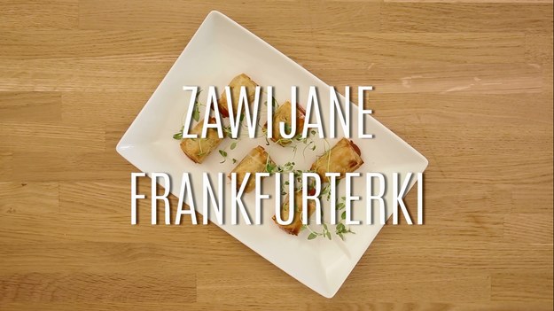 Zawijane, pieczone frankfurterki w cieście to świetny sposób na przygotowanie pysznej, ciepłej przekąski, która znakomicie sprawdzi się na każdą okazję! W naszym przepisie użyliśmy ciasta filo, które smakuje zupełnie inaczej niż klasyczne ciasto francuskie! Połączenie niewielkich frankfurterek z lekko pikantną musztardą - to znakomita przekąska dla wszystkich!