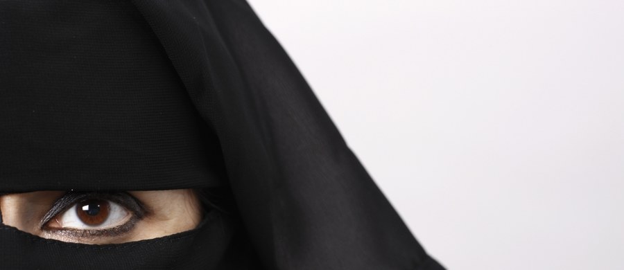 Rząd Austrii wprowadził kary finansowe za noszenie w miejscach publicznych burki, Zakazał też rozdawania Koranu. Za nieprzestrzeganie przepisów od października grozić będzie grzywna w wysokości 150 euro.