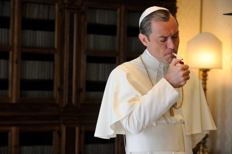 Laureat Oscara Paolo Sorrentino pracuje nad serialem "The New Pope", już drugim rozgrywającym się w Watykanie - ogłosiły włoskie media. Z pierwszych informacji wynika, że nie jest to kontynuacja bijącego rekordy popularności "Młodego papieża", ale nowy projekt.