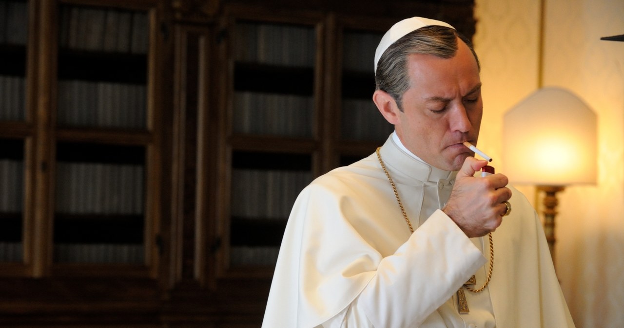 Laureat Oscara Paolo Sorrentino pracuje nad serialem "The New Pope", już drugim rozgrywającym się w Watykanie - ogłosiły włoskie media. Z pierwszych informacji wynika, że nie jest to kontynuacja bijącego rekordy popularności "Młodego papieża", ale nowy projekt.