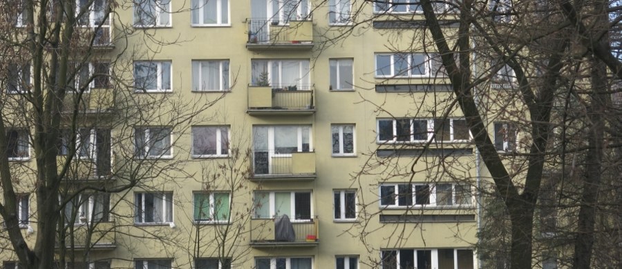 Cztery zarzuty usłyszał 34-latek, który przez balkon mieszkania na trzecim piętrze dostał się do lokalu niżej i zaatakował rodziców z małym dzieckiem. Takie sceny rozegrały się w jednym z bloków przy ulicy Dworcowej w Olsztynie.