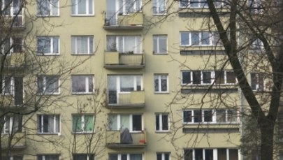 Włamał się przez balkon i rzucił z nożem na rodzinę z małym dzieckiem