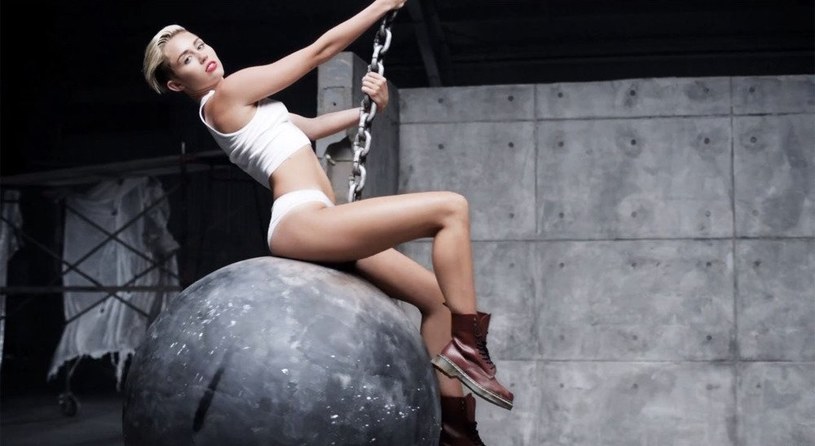 W jednym z wywiadów Miley Cyrus odniosła się do swojego kontrowersyjnego teledysku "Wrecking Ball". Wokalistka nazwała klip "najgorszym koszmarem".