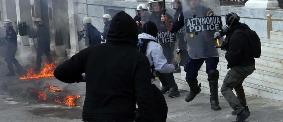 Policja użyła gazu łzawiącego, aby rozpędzić demonstrantów protestujących w centrum Aten przeciwko nowym środkom oszczędnościowym, które grecki parlament ma przyjąć w czwartek - informuje agencja Reutera. Grecja od rana jest sparaliżowana. Nie kursują promy, autobusy, pociągi, lotniska działają z przerwami. Pracę przerwali nawet lekarze poza szpitalami i wszyscy urzędnicy. Zamknięte są banki, szkoły, nawet biura turystyczne. Grecy protestują przeciwko kolejnemu pakietowi przedsięwzięć oszczędnościowych, dzięki którym rząd chce zaoszczędzić 4 mld euro. Pakiet obejmuje redukcję emerytur od 2019 roku i podwyżki podatków od roku 2020. Jest to warunkiem kontynuowania przez międzynarodowych wierzycieli pomocy finansowej dla Grecji. 