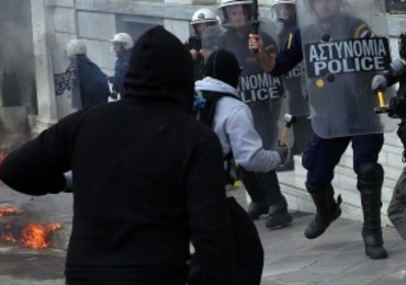 Grecja sparaliżowana strajkiem. W Atenach policja użyła gazu łzawiącego 