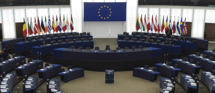 ​Parlament Europejski rozpoczął formalne kroki zmierzające do zastosowania art 7. Traktatu UE wobec Węgier - informuje dziennikarka RMF FM Katarzyna Szymańska-Borginon. "Nigdy jeszcze nie było tak blisko do zastosowania tego artykułu uważanego w Unii za bombę atomową" - powiedział naszej korespondentce unijny dyplomata. 