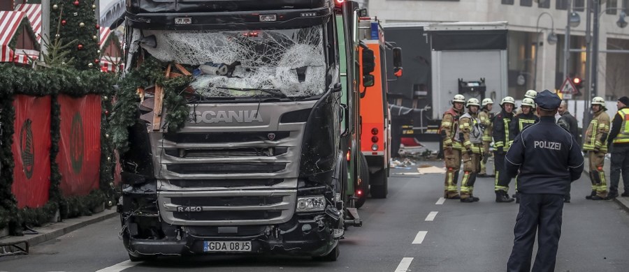 Dokonanego przez tunezyjskiego terrorystę Anisa Amriego zamachu na jarmark bożonarodzeniowy w Berlinie można było być może uniknąć, gdyby nie błędy popełnione wcześniej przez policję - uważa szef MSW w stolicy Niemiec Andreas Geisel. Minister twierdzi także, że dokumenty dotyczące wcześniejszej działalności przestępczej zamachowca mogły zostać celowo ukryte lub zmanipulowane. 