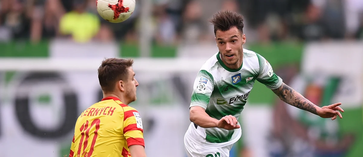 Lechia rozgromiła lidera tabeli. Trzy bramki, w tym dwie z rzutów karnych, zdobył dla gdańszczan Marco Paixao, który z 15. ligowych trafień aż pięć uzyskał w spotkaniach z zespołem z Białegostoku. ​W sezonie zasadniczym jedynie Lechia i Wisła Płock dwa razy pokonały "Jagę", ale tylko gdańszczanie nie stracili w tych konfrontacjach bramki - na wyjeździe wygrali 1:0, natomiast na własnym stadionie 3:0 (dwa razy trafił Marco Paixao, a raz jego brat bliźniak Flavio). I w trzeciej potyczce biało-zieloni utrzymali ten trend. Po efektownej wygranej zrównali się punktami z rywalami, ale w tabeli plasują się za ekipą z Białegostoku, bo w sezonie zasadniczym zajęli niższą pozycję.