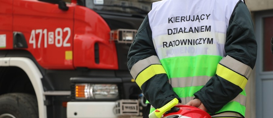 Kilka godzin potrwa akcja gaszenia pożaru prywatnego składowiska odpadów w Legnicy przy ulicy Dobrzejewskiej. Na miejscu pracuje piętnaście zastępów straży. 