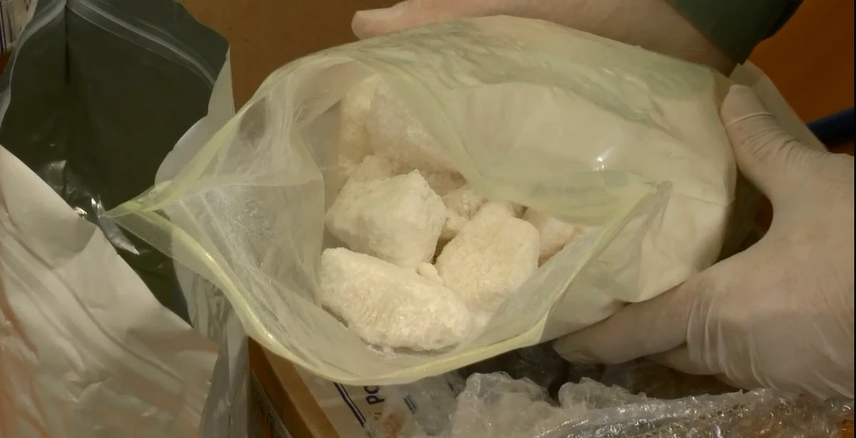 Funkcjonariusze śląskiej Służby Celno-Skarbowej znaleźli ponad 13 kg dopalaczy w zagranicznych przesyłkach pocztowych. Nadawca deklarował, że w paczkach są zabawki. Czarnorynkową wartość przejętych dopalaczy oszacowano na kwotę 1,3 mln złotych.