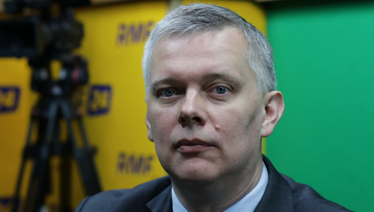 "Pozostawiliśmy nowemu rządowi, nowej władzy bardzo dobry mechanizm: on pozwolił nie przyjąć nikogo, bo w polskim ręku były decyzje co do tego, kto miałby w Polsce się pojawić" - mówił w Porannej rozmowie w RMF FM Tomasz Siemoniak, odnosząc się do kwestii przyjęcia przez nasz kraj uchodźców. Cofając się do roku 2015, przypomniał: "Najpierw walka premier Kopacz w Europie o to, żeby nie było automatycznego mechanizmu, a potem zgoda na to, że określona kwota na polskich warunkach - kobiety i dzieci z terenów objętych wojną - może być przyjęta do Polski". Dopytywany o czasem sprzeczne wypowiedzi polityków PO ws. przyjmowania uchodźców, wiceszef Platformy odparł: "Apeluję - do pana redaktora, do słuchaczy - żeby nie czytać tylko nagłówków, ale starać się wniknąć w istotę problemu, który nie jest zero-jedynkowy, nie jest czarno-biały".