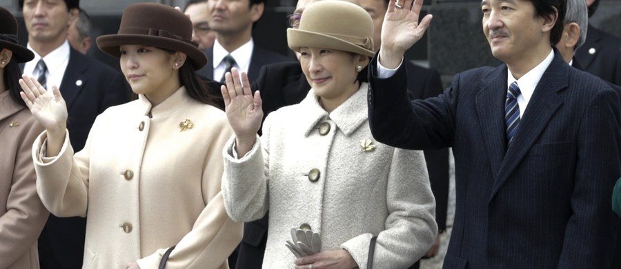 Księżniczka Mako, wnuczka cesarza Akihito, zaręczy się z pochodzącym spoza panującej rodziny Kei Komurą. Japońskie media pytają o przyszłość rodziny cesarskiej, której członkowie rezygnują ze swojego statusu.