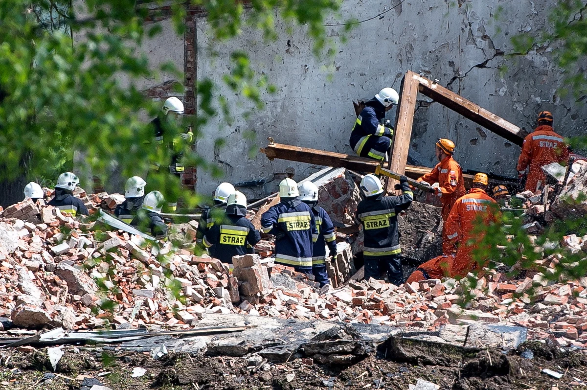 Niezachowanie ostrożności przez pracowników lub samoczynna inicjacja iskry – to dwie wersje brane pod uwagę przez śledczych, którzy rozpoczęli śledztwo w sprawie wczorajszego wybuchu w zakładach prochu w Mąkolnie na Dolnym Śląsku. Pod gruzami zawalonego budynku zginęły dwie osoby. "Nie mamy dowodów, by ktoś celowo doprowadził do eksplozji, a te prawdopodobnie były dwie w krótkim czasie" – mówi Mariusz Pindera, naczelnik wydziału śledczego prokuratury okręgowej w Świdnicy. 