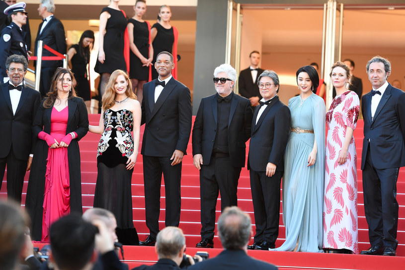 70. Międzynarodowy Festiwal Filmowy w Cannes rozpoczął się w środę od pokazu "Ismael's Ghosts", dramatu w reżyserii Francuza Arnauda Desplechina. Cieniem na święcie kina kładzie się nadal spór o dopuszczone w tym roku do konkursu produkcje Netflixa.