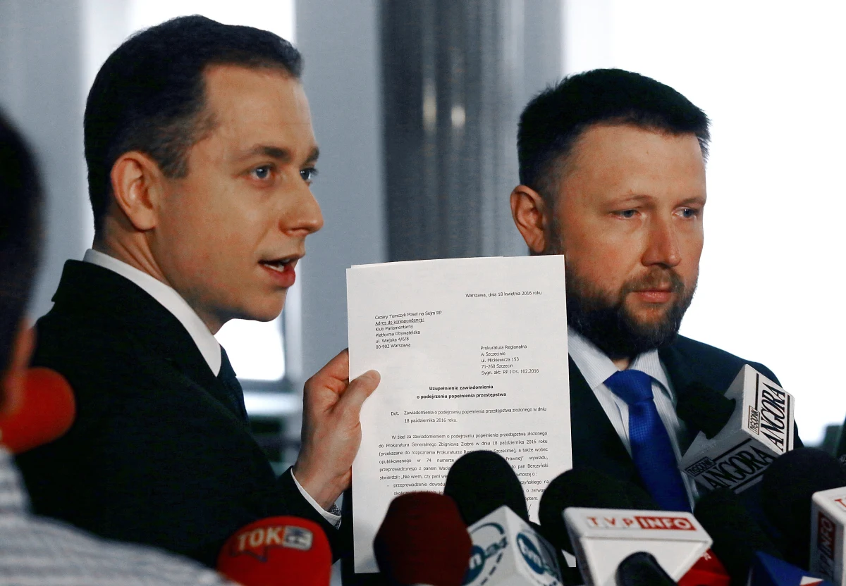 Platforma Obywatelska złożyła kolejny wniosek do szefa MON Antoniego Macierewicza o kontrolę poselską w resorcie obrony narodowej. "Chcemy uzyskać dostęp do kolejnych dokumentów, szczególnie interesuje nas kontekst wizyty we Francji pana ministra Macierewicza razem z panem Wacławem Berczyńskim. Interesuje nas kwestia obiegu dokumentów niejawnych, interesuje nas także kwestia sprawdzenia przez Służbę Kontrwywiadu Wojskowego i inne polskie służby pana Berczyńskiego" - powiedział poseł PO Cezary Tomczyk.