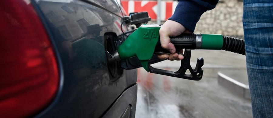 Według wielu analityków, to już koniec trwającego od kilku tygodni spadku cen na stacjach benzynowych. Podwyżki można zauważyć już na niektórych stacjach. Wynoszą zwykle około kilkunastu groszy za litr i dotyczą zarówno cen ropy, gazu, jak i popularnej "dziewięćdziesiątki piątki". Zdaniem ekspertów, do wakacji ceny powinny się ustabilizować. 
