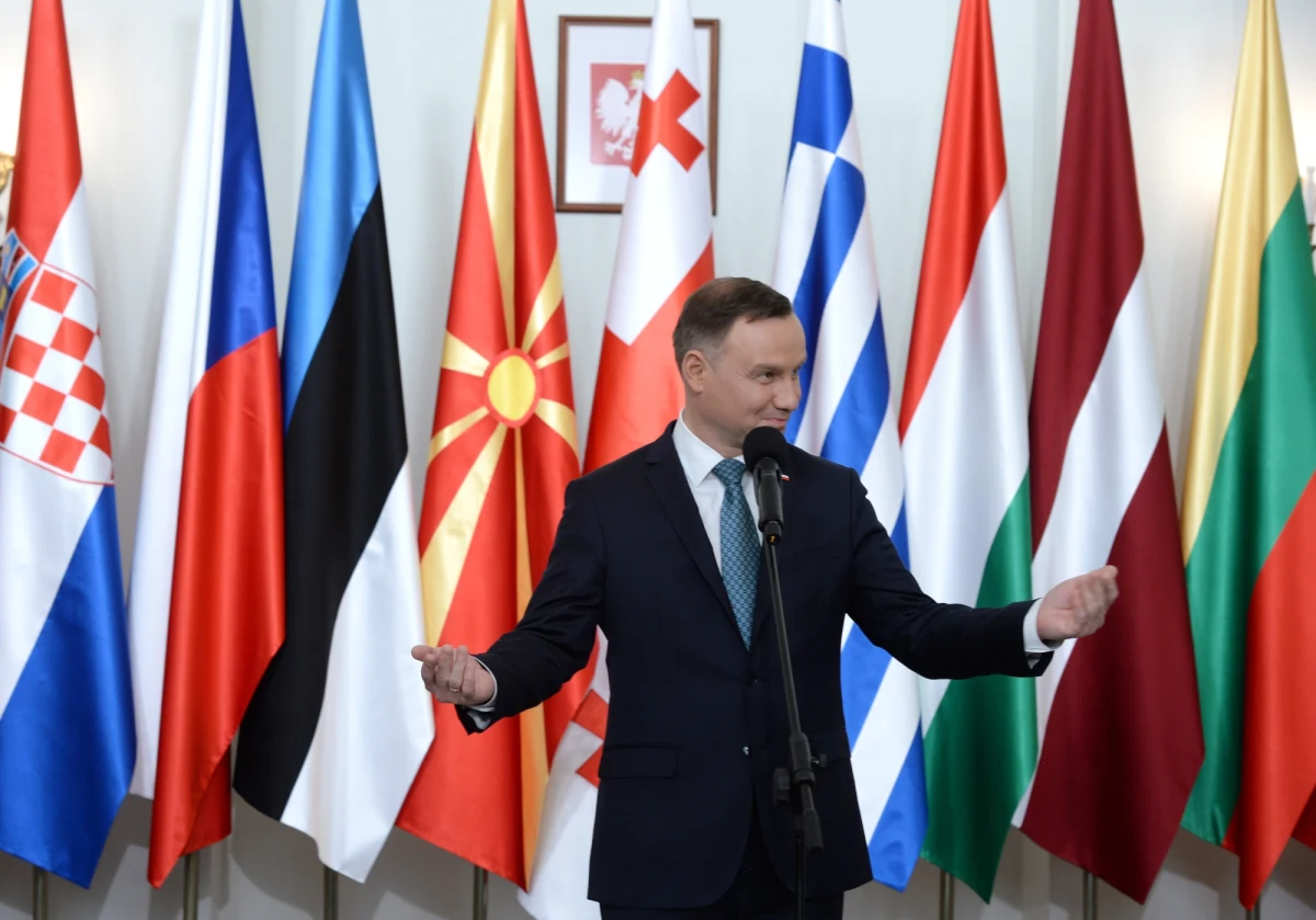 "Prezydent Andrzej Duda, którego przez długi czas uważano jedynie za pomocnika Jarosława Kaczyńskiego, "emancypuje się", blokując kluczowe projekty potężnego szefa PiS" - pisze w relacji z Warszawy niemiecki dziennik "Frankfurter Allgemeine Zeitung". "Ton artykułu jest obraźliwy i ma zepsuć atmosferę przed wizytą w Polsce prezydenta Niemiec. Takie publikacje uderzają w rozwój polsko-niemieckich stosunków" - komentuje publikację FAZ europoseł PiS Zdzisław Krasnodębski.