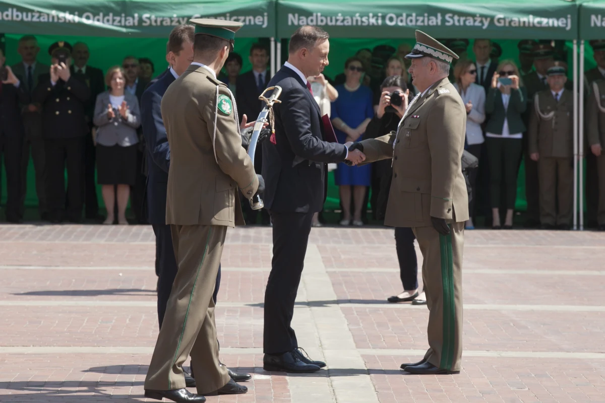 Szybka ścieżku awansów w służbach mundurowych podległych resortowi spraw wewnętrznych i administracji. Komendant główny Straży Granicznej Marek Łapiński został generałem, mimo że półtora roku temu był jeszcze majorem. Tak szybkiego awansu w służbach mundurowych nie pamiętają najstarsi funkcjonariusze. W ciągu kilkunastu miesięcy najważniejszy "strażnik graniczny" przeszedł awans, na który inni pracują kilkanaście lat. To metoda "na kangura" - mówią obrazowo funkcjonariusze, metoda która niszczy etos służby i burzy dotychczasowe zasady. 