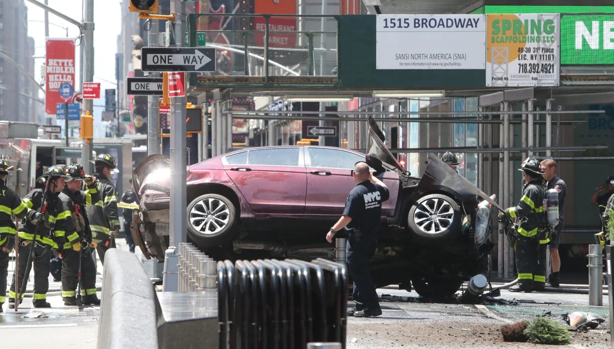 Rozpędzony pojazd wjechał w przechodniów na nowojorskim Times Square - podała agencja Reutera. Jedna osoba nie żyje, a rannych jest ponad 20 osób. Służby podkreślają, że incydent nie miał związku z terroryzmem i prawdopodobnie był to wypadek. 