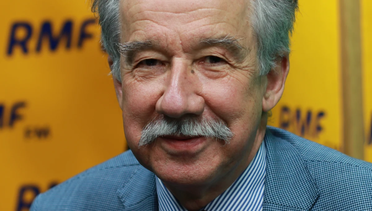 "Połączenie referendum z wyborami samorządowymi, najtrudniejszymi wyborami z punktu widzenia liczenia głosów, z punktu widzenia też wyborcy - głosuje się do 4 organów, do 4 jednostek, jest to duże utrudnienie. Poza tym ustawa o referendum ogólnokrajowym z 2003 roku wręcz wyłącza możliwość przeprowadzenia wspólnego referendum i wyborów samorządowych" -  mówi w Popołudniowej rozmowie w RMF FM przewodniczący PKW Wojciech Hermeliński. Gość Marcina Zaborskiego dodaje: "Muszą być w jednym budynku co najmniej dwa lokale, dwie osobne sale, dwie komisje i osobne urny. Potrzeba byłoby dwa razy tyle urn, czyli trzeba byłoby wyprodukować jeszcze urny, których koszt będzie wynosił co najmniej 30 mln - bo tyle kosztowały urny przezroczyste, które obowiązują od niedawna w związku ze zmianą kodeksu wyborczego". Sędzia Trybunału Konstytucyjnego w stanie spoczynku pytany o to, czy czuje się urażony słowami prof. Lecha Morawskiego o "korupcji w TK" odpowiada: "Owszem, te słowa dotknęły mnie. Nie wiem, czy (prof. Lech Morawski – przyp. red.) miał na myśli korupcję obecną czy wcześniejszą (...). Nie widziałem tej korupcji". Hermeliński dodaje: "Nie widziałem zepsucia, jeżeli pan prof. twierdzi, że ma dowody... Nie wiem, jak można mieć niezbite dowody na zepsucie na przykład. (...)". Czy wobec Lecha Morawskiego należy wszcząć postępowanie dyscyplinarne? "Postępowania dyscyplinarne wszczyna się tylko wobec sędziego, chyba że będzie wobec niego wszczęte jako wobec profesora". I przyznaje, że dla niego Lech Morawski nie jest sędzią TK. "Dla mnie, w świetle TK - nie jest sędzią" – odpowiada przewodniczący PKW. 