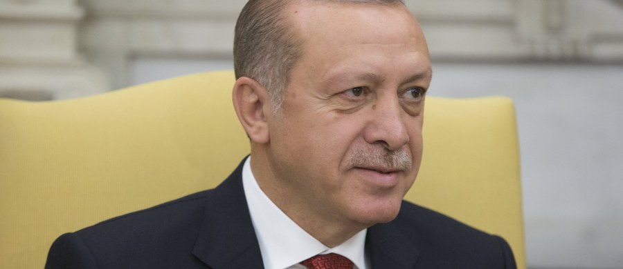 ​Turcja nie zniesie stanu wyjątkowego zanim w kraju nie zapanuje pełny spokój - oświadczył w Stambule turecki prezydent Recep Tayyip Erdogan. Jego zdaniem zagrożenie dla pokoju stanowią uzbrojeni Kurdowie na wschodzie kraju.