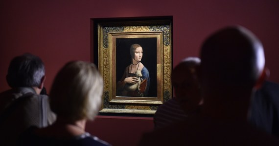 ​"Dama z gronostajem" Leonarda da Vinci jest prezentowana w gmachu głównym Muzeum Narodowego w Krakowie. "To, co zrobiliśmy było spełnieniem obowiązku" - mówił podczas czwartkowej inauguracji pokazu tego dzieła wicepremier, minister kultury Piotr Gliński.